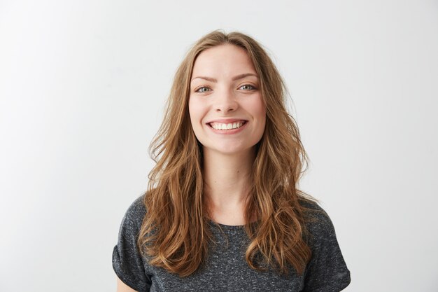 Retrato de joven bastante alegre niña sonriente.