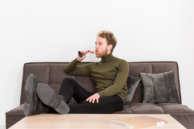 Foto gratuita retrato joven bebiendo vino