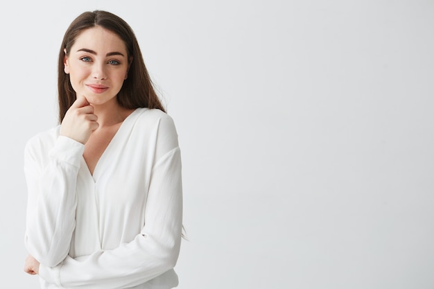 Retrato de joven bella dama de negocios sonriendo cara conmovedora.