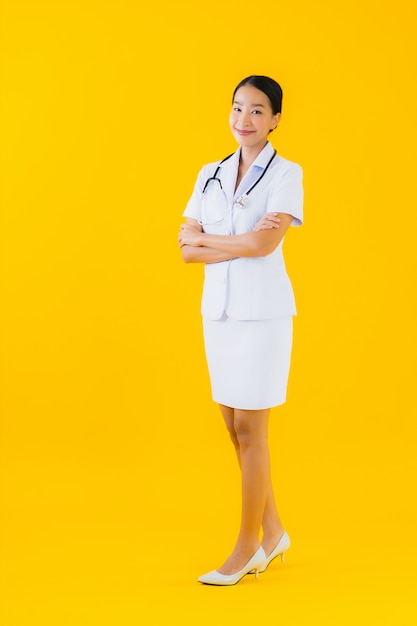 Retrato joven y bella mujer asiática enfermera tailandesa sonrisa feliz listo para trabajar para el paciente