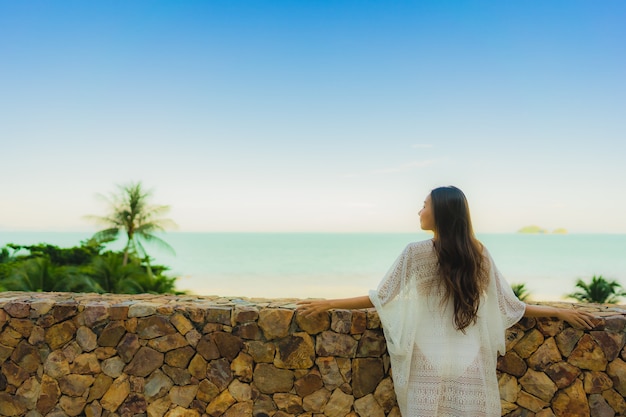 Retrato joven y bella mujer asiática mirando al mar playa océano para relajarse en vacaciones vacaciones viajes