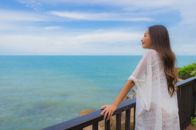 Retrato joven y bella mujer asiática mirando al mar playa océano para relajarse en vacaciones vacaciones viajes