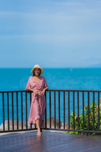 Retrato joven y bella mujer asiática mirando al mar playa océano para relajarse en vacaciones vacaciones viajes