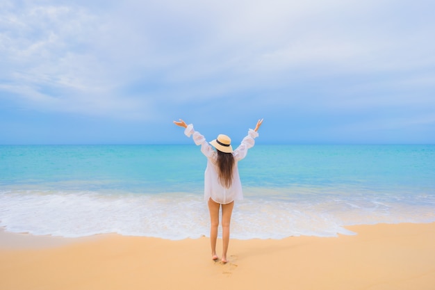 Foto gratuita retrato de joven y bella mujer asiática relajante alrededor de la playa mar océano en viajes de vacaciones