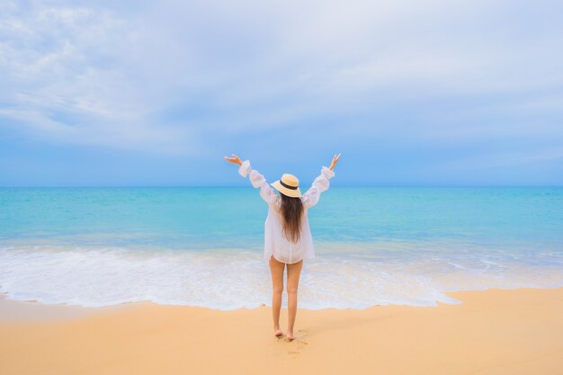 Retrato de joven y bella mujer asiática relajante alrededor de la playa mar océano en viajes de vacaciones