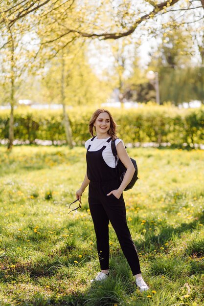 Retrato de joven bella mujer atractiva en el parque de verano verde