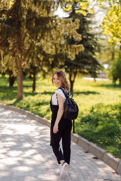 Retrato de joven bella mujer atractiva en el parque de verano verde