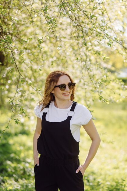 Retrato de joven bella mujer atractiva en el parque de verano verde