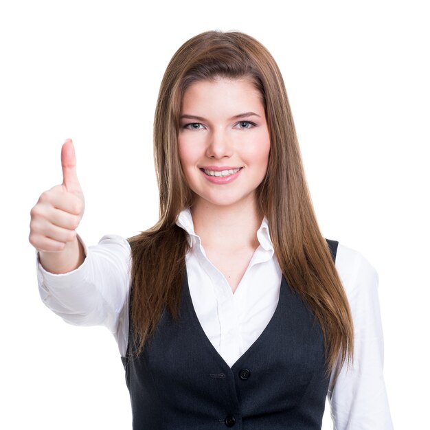 Retrato de una joven y bella mujer feliz con pulgares arriba signo sobre fondo blanco.