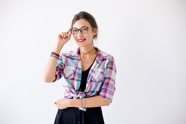 Retrato de joven bella mujer con gafas