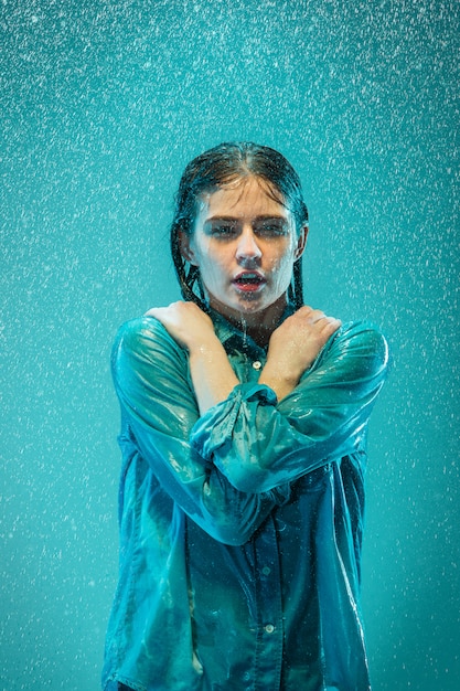 El retrato de joven bella mujer bajo la lluvia