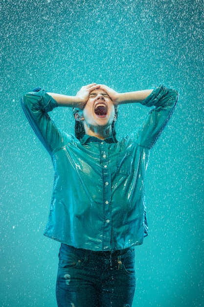 Foto gratuita el retrato de joven bella mujer bajo la lluvia