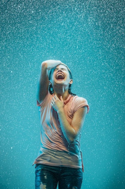 Foto gratuita retrato de joven bella mujer bajo la lluvia