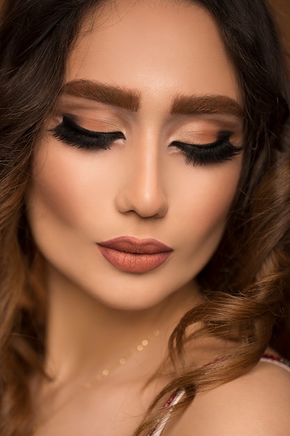 Retrato de joven bella mujer con maquillaje de moda y cabello mojado.