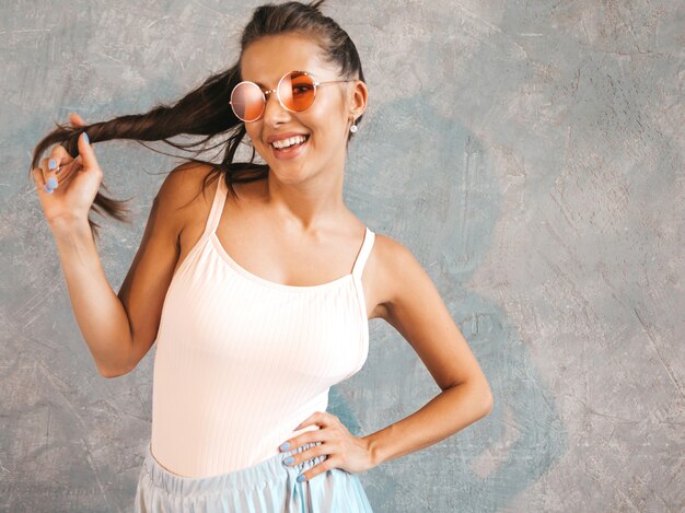 Foto gratuita retrato de joven bella mujer mirando. chica de moda en vestido casual de verano.