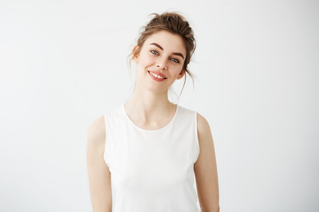 Retrato de joven bella mujer morena sonriendo.