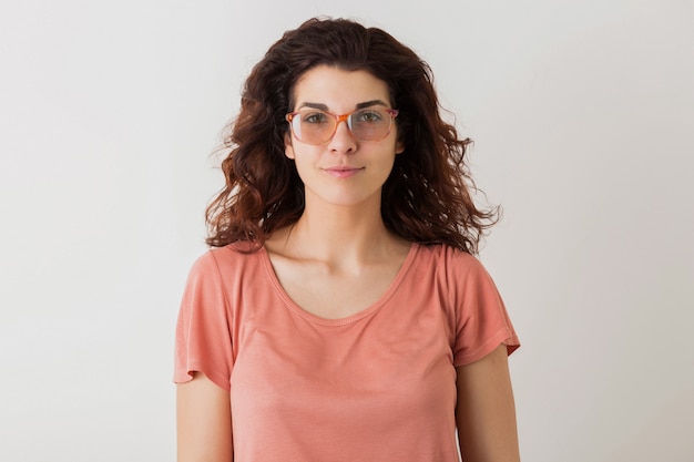 Foto gratuita retrato de joven bella mujer natural con peinado rizado en camisa rosa posando con gafas aisladas