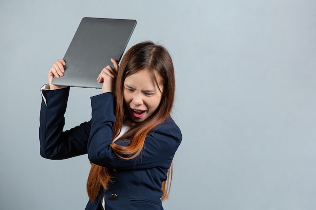 Retrato de joven bella mujer de negocios