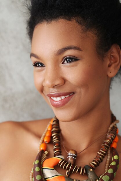 Retrato de joven bella mujer negra con collar tradicional africano