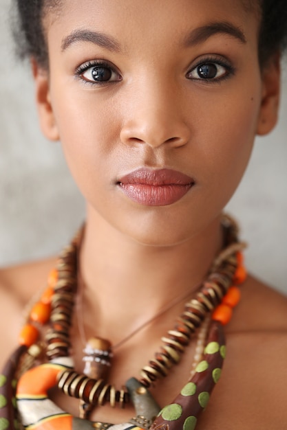 Retrato de joven bella mujer negra con collar tradicional africano