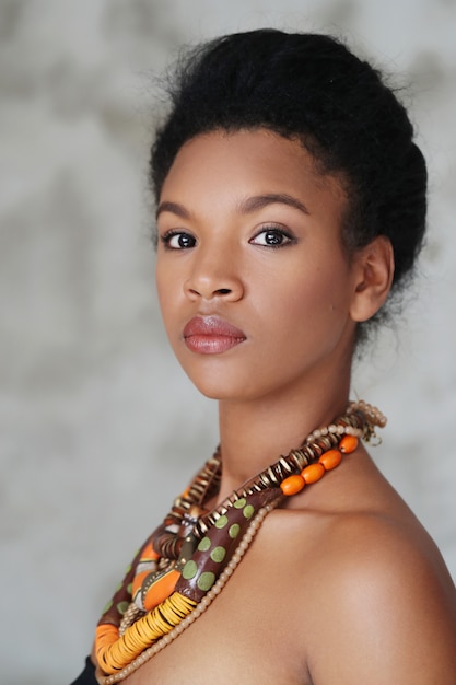 Retrato de joven bella mujer negra con collar tradicional africano