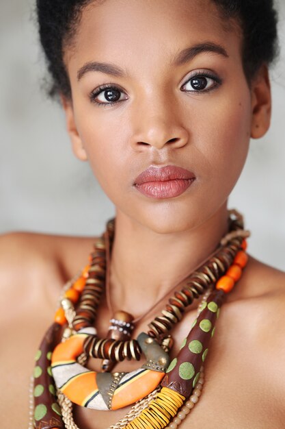 Retrato de joven bella mujer negra con collar tradicional africano