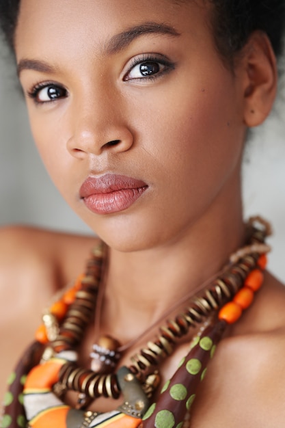 Foto gratuita retrato de joven bella mujer negra con collar tradicional africano