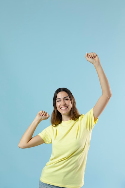 Foto gratuita retrato de joven bella mujer posando