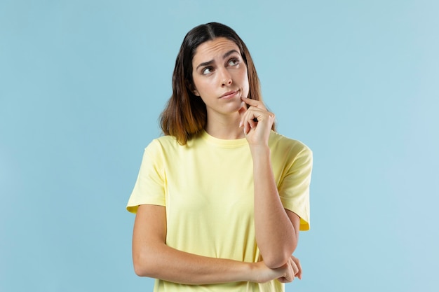 Foto gratuita retrato de joven bella mujer posando