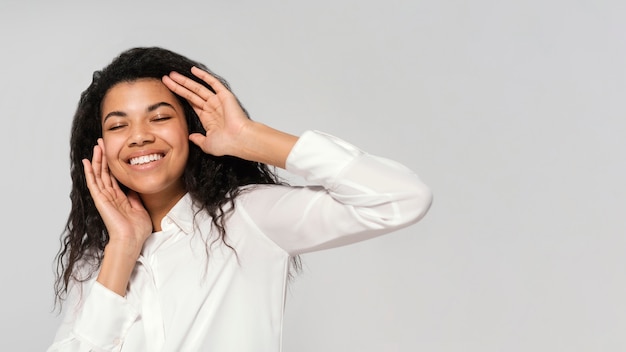 Retrato joven bella mujer sonriendo