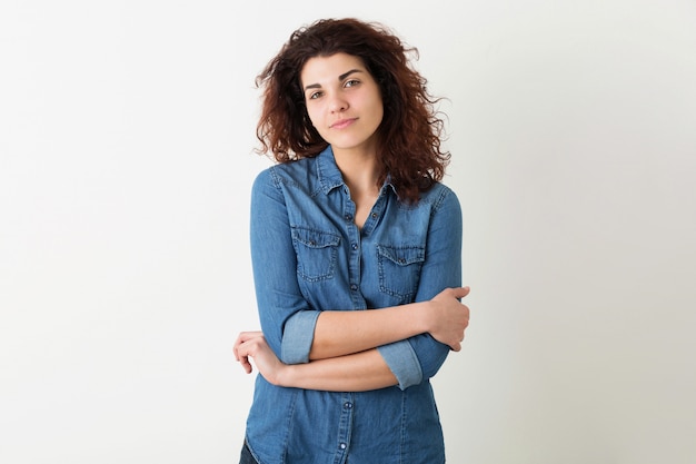 Retrato de joven bella mujer sonriente natural con peinado rizado en camisa de mezclilla posando aislado