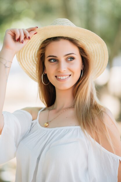 Retrato de joven bella mujer sonriente en el parque de verano