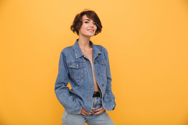 Retrato de una joven y bella mujer vestida con chaqueta vaquera