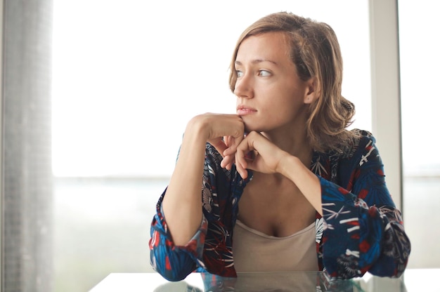 Foto gratuita retrato de una joven y bella mujer