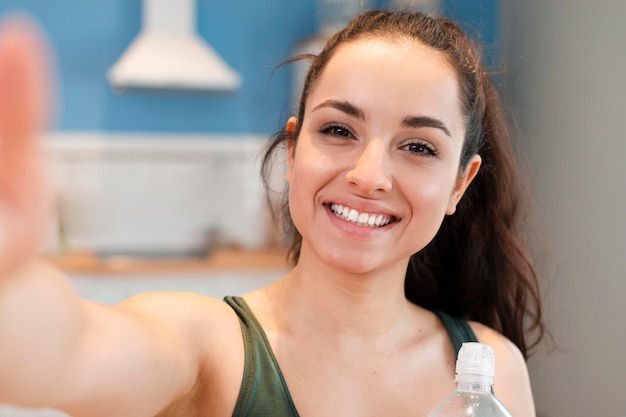 Retrato de joven blogger sonriendo