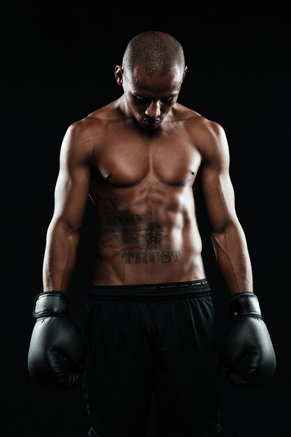 Retrato de joven boxeador afroamericano en guantes