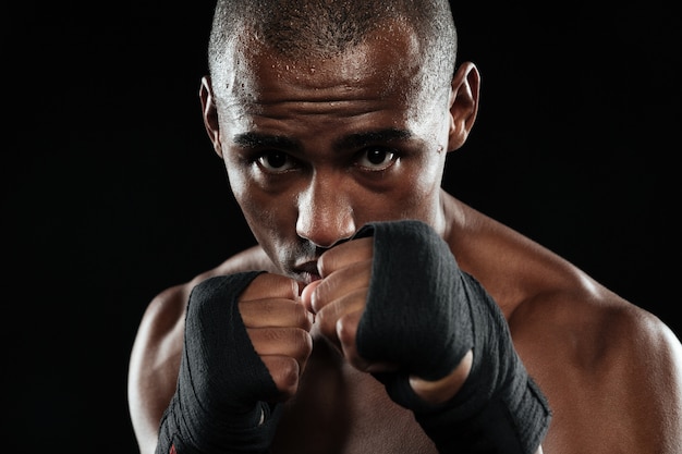 Foto gratuita retrato de joven boxeador afroamericano, mostrando sus puños