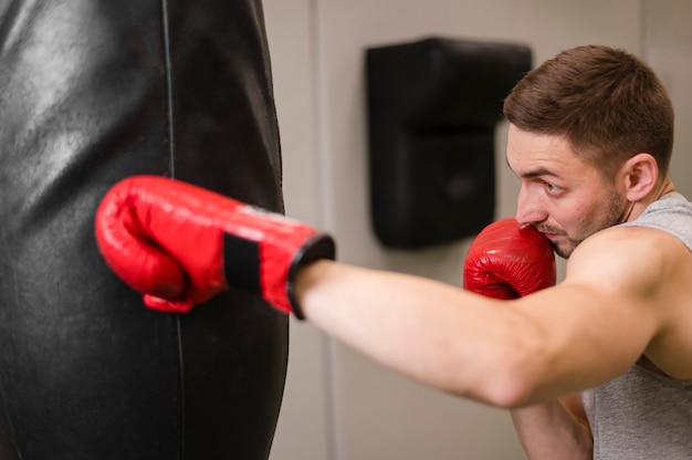 Foto gratuita retrato de joven boxeo en el gimnasio.