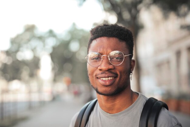 retrato de un joven en la calle