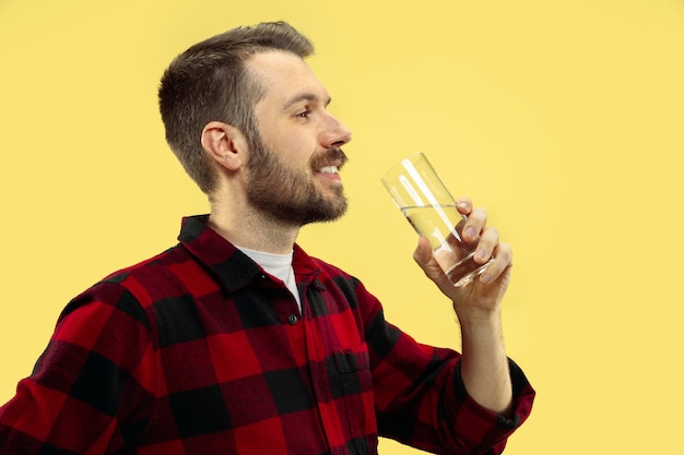 retrato, de, joven, en, camisa, agua potable