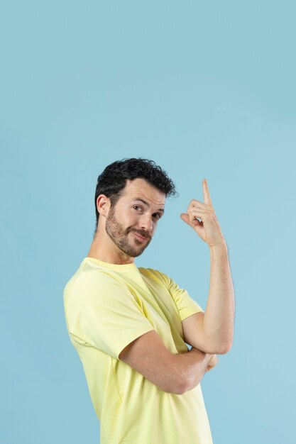 Retrato, de, joven, en, un, camisa amarilla