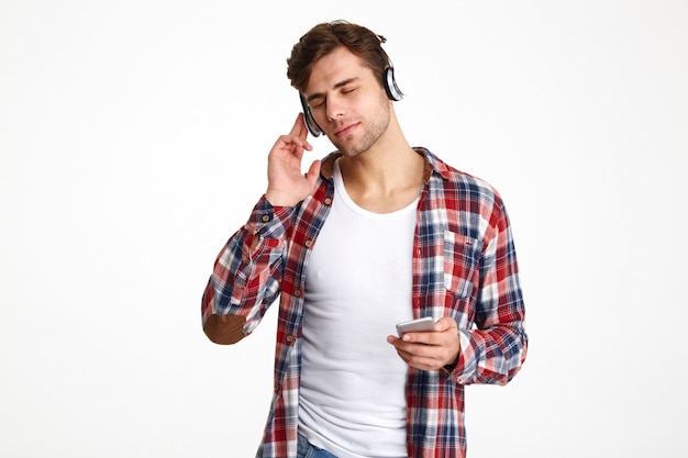 Foto gratuita retrato de un joven casual en auriculares