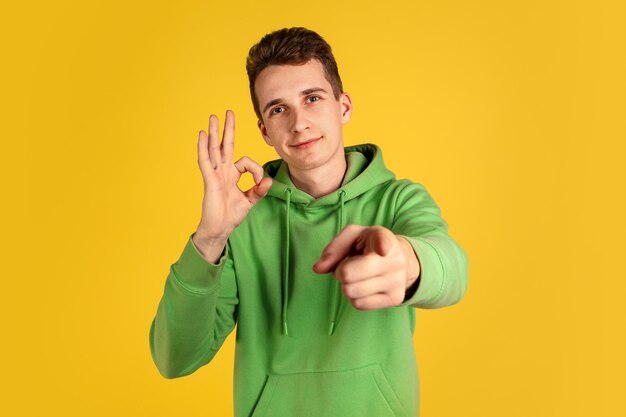 Retrato, de, joven, caucásico, hombre, aislado, en, amarillo, estudio