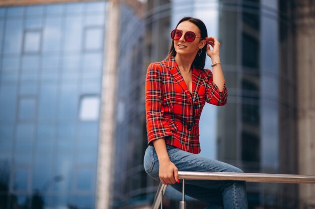 Foto gratuita retrato de una joven en chaqueta roja