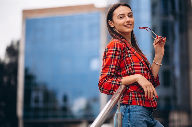 Retrato de una joven en chaqueta roja