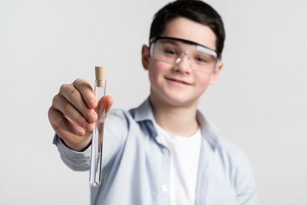 Retrato de joven científico con muestra de química