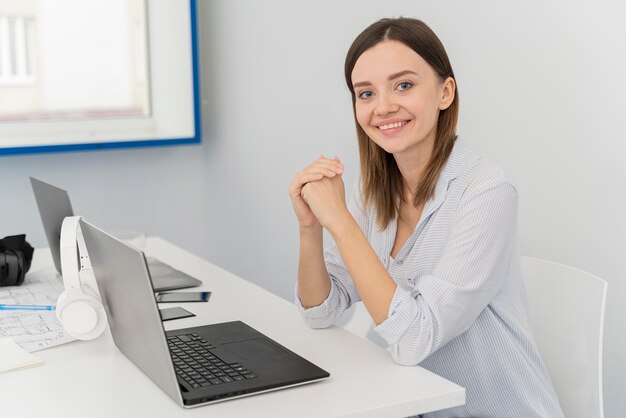 Retrato de joven científico en su computadora portátil