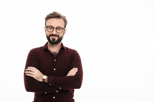 Retrato de un joven confiado en gafas