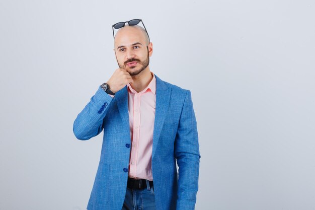 Retrato, de, un, joven, confiado, hombre, llevando gafas de sol