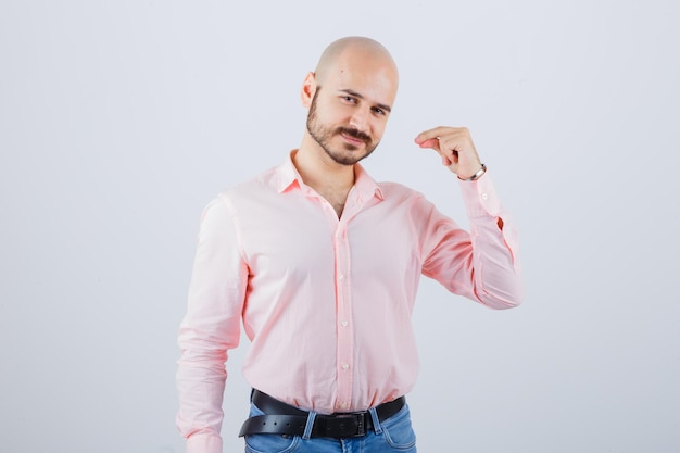 Foto gratuita retrato, de, un, joven, confiado, hombre